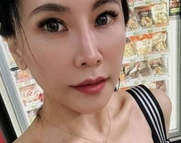 熟女风韵搭配闪耀黑礼服，优雅气质震慑全场