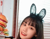 居家解放！娇唇轻衔白纱极致诱惑，视线扫过曲线引人遐想