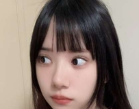 小心心粉嫩格纹衫泄出窈窕身段，甜美萌样让人一眼沦陷