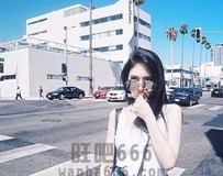 有这种美女坐我旁边 谁可以好好的上课阿？