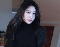 慵懒居家造型展现成熟魅力