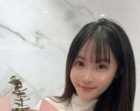 制服下「私密曲线」藏不住，回眸一眼引人遐想