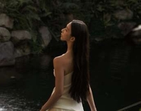 「夏日慵懒」美腿交叠 轻熟魅力勾人魂魄