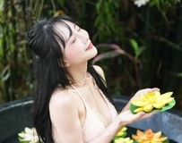 居家姿态！甜美眼神交织粉嫩曲线，诱惑力冲击视觉