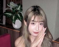 皮衣热裤搭白袜，反差时尚感秒杀全场目光