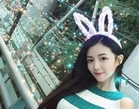 正妹饭店穿浴袍 这双极品修长美腿太抢镜了！