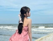 阳光洒下无修图美腿，真实身材比例太逆天