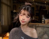 粉色比基尼衬嫩肤，俏皮眨眼电力全开