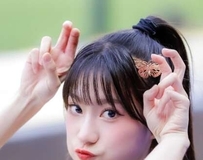 激萌表情嗨翻天　白皙美腿泡在浪里