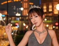 贩卖机前「纯欲风」穿搭，甜美笑容藏不住