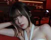 裸粉曳地礼服，阶梯上灿笑宛如女神降临