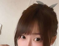 深V黑洋装勾勒曲线，夜色中轻撩秀发，知性美艳冲击视网膜