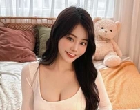 海边惊喜现身！阳光下白皙美肌超惹火 纤细小蛮腰辣翻全场