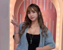 球场惊见绝美雪肌电豹女神！ 草莓成为最美风景