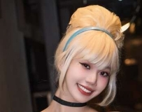 惊艳球场！火辣应援服大秀逆天细腰，全场目光瞬间聚焦