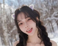 甜美笑容配上幼态细雕脸型，直击网友心