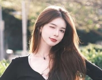 展现母亲风范！柔美肌肤让人遐想，夏日女神气质满溢！