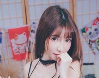 小碎花睡衣香肩微露，深邃事业线勾人魂魄