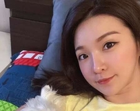 超迷人甜笑 逆天长腿让人甘拜石榴裙下