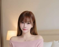 甜美笑容秒杀全场目光，不经意展露仙气满点身段
