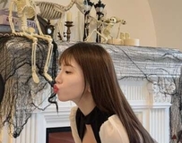 白皙肌肤藏不住，深沟曲线狂吸目光