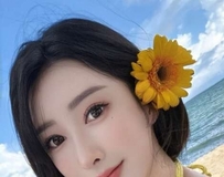 时尚穿搭气场全开，回眸一笑令人惊叹