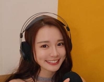 池畔美人，深色滚边比基尼托出饱满弧线辣翻全网
