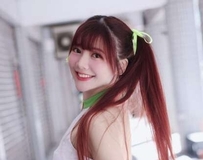 啦啦队甜美亮相球场 深沟魅力让全场惊呼连连