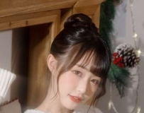 甜美笑靥藏不住青春气息，惹火曲线悄然绽放