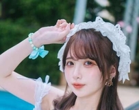 毛绒外套轻滑雪白香肩，甜美笑容藏不住迷人风采