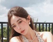 水玉点点吊带裙放送深邃事业线　诱人眼神电力满点