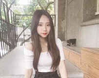 IG逆天美腿照引人关注 一个笑容就能甜死你
