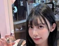 和服滑落大秀深邃雪肌，难怪追踪数狂飙
