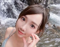 白皙肌肤辣秀巨乳深沟 甜美笑容让人心动