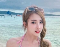 穿着比基尼，展现迷人的泳姿与风采，让人眼花撩乱