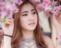 白皙泰国樱花妹 胸前小深沟 让我小石硬