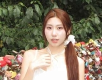 泳池边放送夏日限定福利！薰衣草紫比基尼勾勒完美曲线