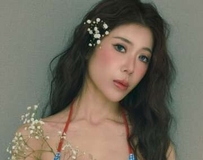 轻柔睡衣「深V弧线」超吸睛，手抱哥吉拉画面太冲击