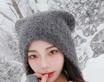 香肩微露眼神迷濛，度假風情直接衝擊視網膜