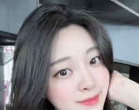 胸前两团肉挤出一条深沟 小头夹在中间一定很舒服！