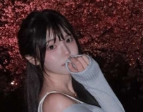 缎面细肩带勾勒极致曲线，回眸瞬间让人心跳漏拍
