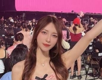 白皙长腿颜值逆天 现身街头引爆路人视线