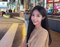 富士山前纯白毛衣俏皮蹲姿简直神作，迷人甜笑融化全网