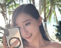 一袭贴身灰洋装勾勒迷人曲线，优雅风采令人倾心