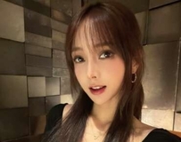 蕾丝点点装衬托优雅气质，精致锁骨与深V线条太迷人