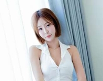 锁骨美胸曲线毕露，迷蒙眼神勾人失魂