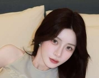 慵懒米色针织小露美腿，咖啡香缭绕气质爆棚