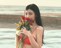 美颜爆棚！雪白肌肤搭惊人深沟，这曲线简直漫画走出来