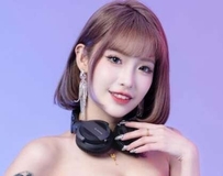 清爽短发比基尼，深邃事业线让海景都失色，电力爆棚