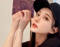 修身皮裙包裹极致比例，招牌黄金美腿撑爆萤幕